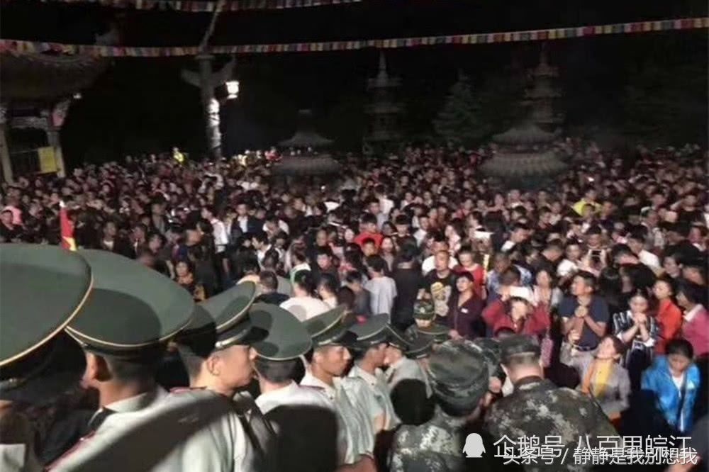 地藏王菩萨1323年诞辰日 数万佛系游人涌入九华山打地铺敬香