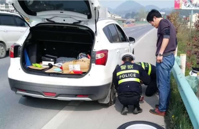高速应急车道换胎扣12分? 记好这3招, 交警不会罚款, 还会帮着换
