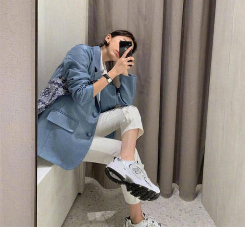  白色运动：春季别老穿小白鞋，试试休闲潮范运动鞋，美得冒泡