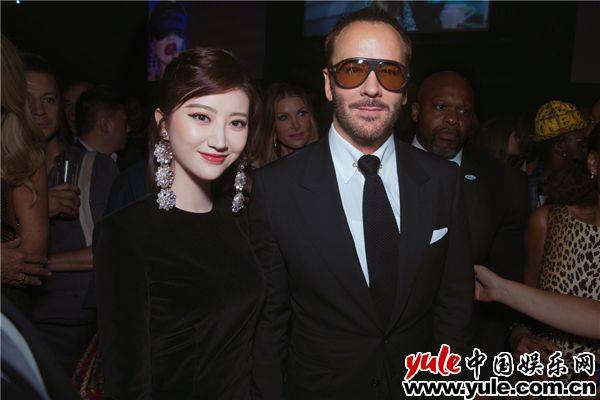 景甜出席纽约时装周看秀 身姿优雅气场全开