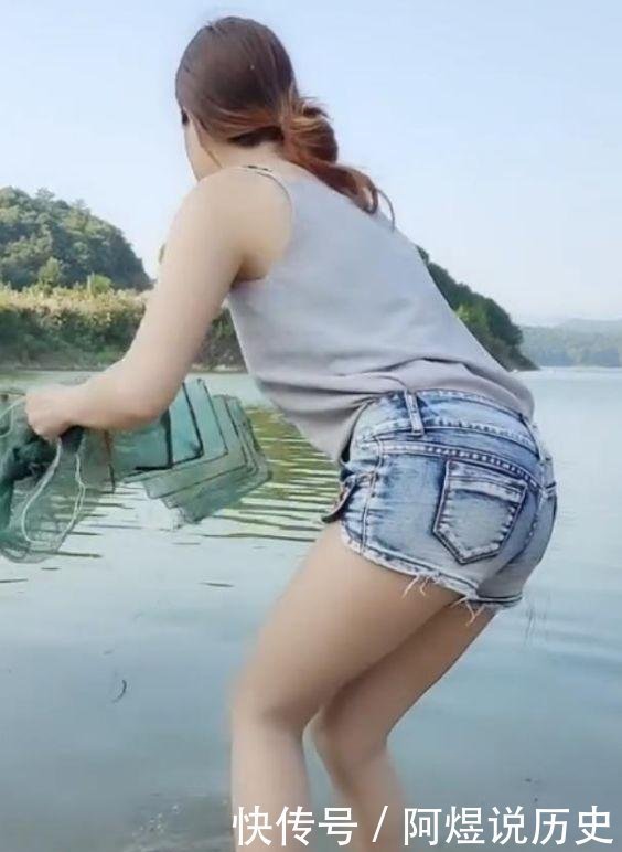  性感|性感时尚的美女，超短裤河边“撒网”，网友小鱼马上上钩