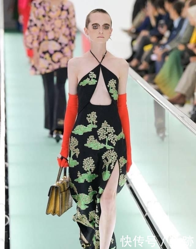 『花朵』2020开春 流行穿“开满花”的裙子,谁穿谁美!