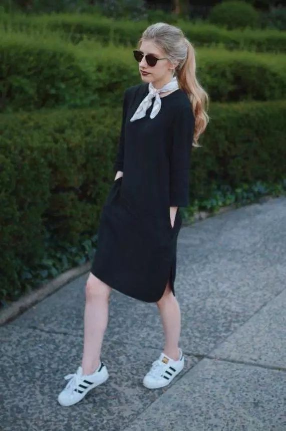 美国女子一个月只穿同一条裙子，结果同事完全没发现她没换衣服