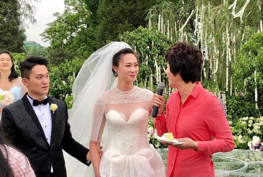 【发际】女排队长结婚两周年!老公高歌一曲献给爱妻,婚后发际线让人担忧