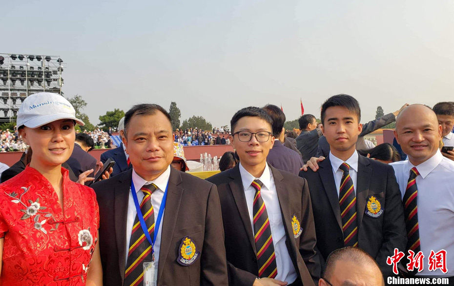  「sir」刘sir和同事“打卡”观礼现场