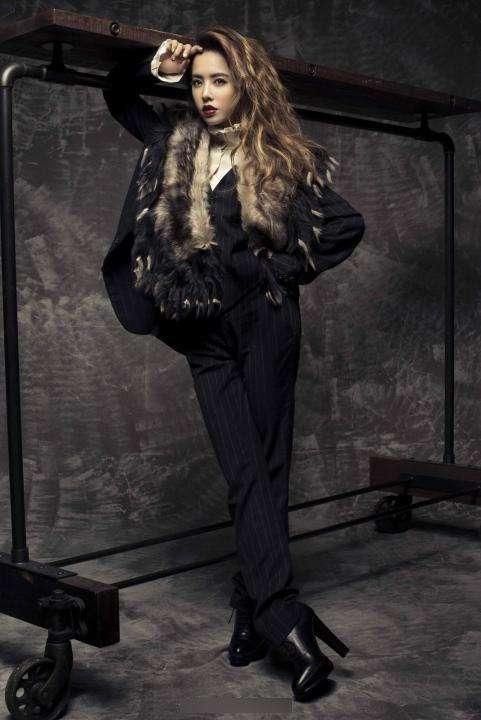 蔡依林全身穿上了难得一见的绿色，散发着霸气，而且皮衣还反着穿