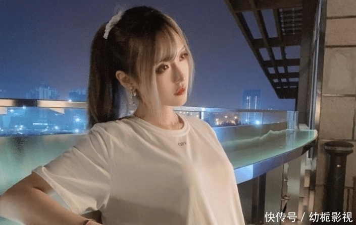  小姐姐：故意穿大几码的衣服，把恤衫当作是裙子穿，领先几个版本的打扮！