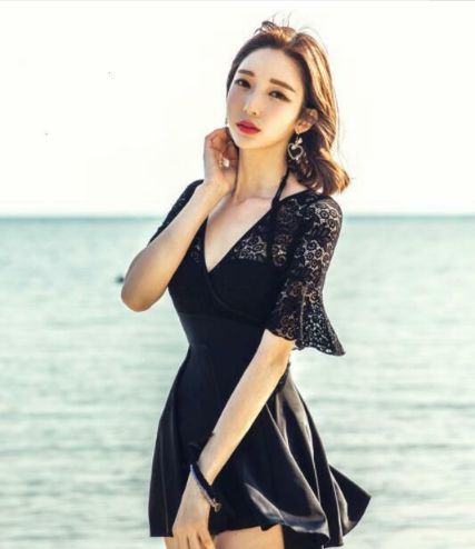 时尚泳衣小姐姐，衬托出腿部的纤细又显得细腻