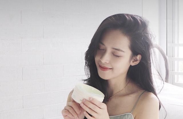 加拿大一种美白身体乳火得要死，让你见识啥叫白的发光，好用到爆