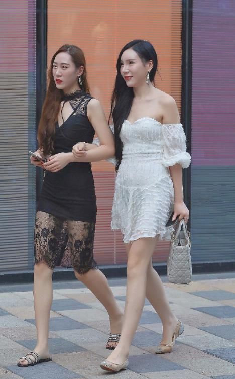  「闺蜜」姐妹俩逛街都穿平底鞋,这才是好闺蜜,输赢全看“自身”!