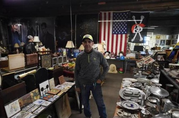 美国环卫工用捡来的垃圾耗费30年建造博物馆，游客争相参观