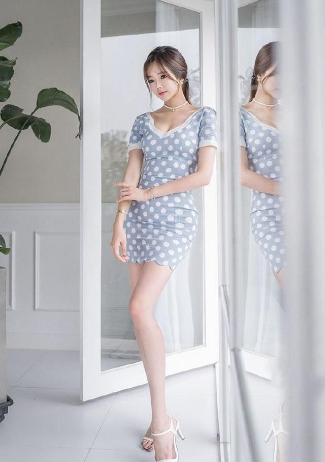 大长腿配上紧身裙，高挑又性感迷人，温柔妩媚貌若天仙