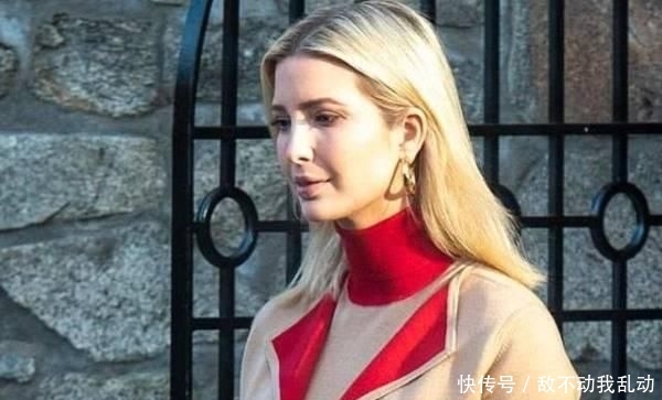 『卡变』伊万卡变时装模特,米色外套连衣裙配及膝长靴,领口一抹红色吸睛