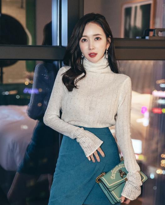 蓝色|李妍静,一件白色的薄款针织衫配蓝色短裙
