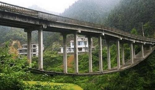 中国最怪的桥，设计师仅初中文凭！桥墩悬空30年都不垮，全球仅4