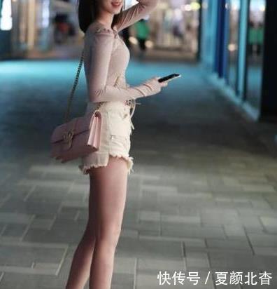  「体现」街拍：蛇形缠绕凉鞋，独特的设计，体现别致的造型