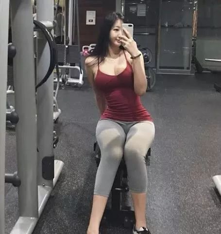 她虽长相一般,“微胖”身材却媲美卡戴珊,一双“粗腿”尽显魅力