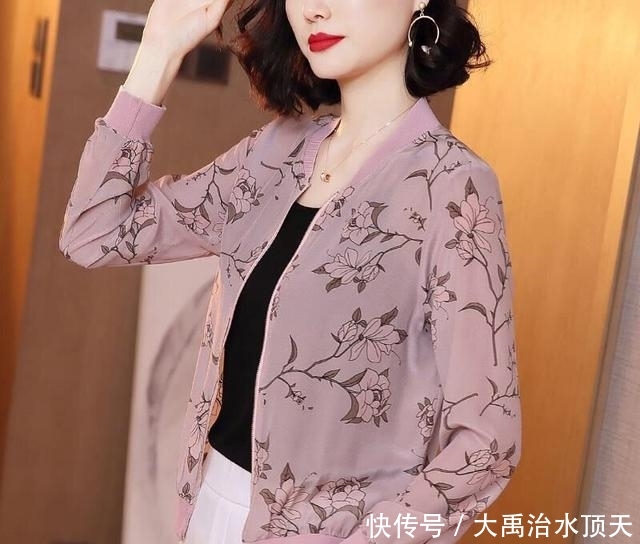  「女人」万万没想到，70后女人穿这棒球服，活力又洋气，网友：犹如十八岁