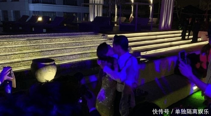 身穿:婚宴结束后,林志玲身穿吊带裙与小S热舞,哪里像是44岁女人的样子