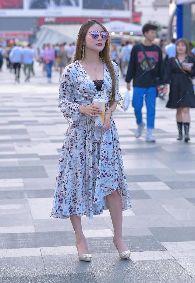  [凸显]花纹连衣裙颜色不够丰富，一个彩色墨镜才是凸显“时尚”的亮点