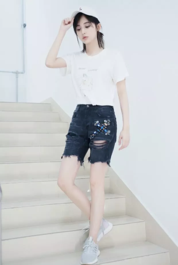 世界上怎么有古力娜扎这样的人，T恤＋短裤也能美上天，厉害了！