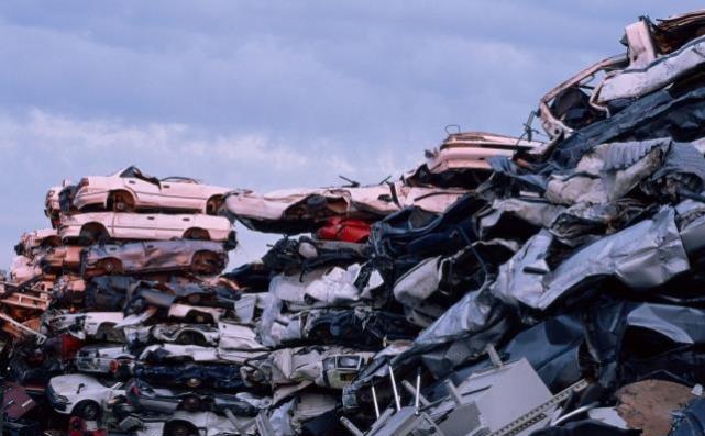 汽车报废政策新规终于上线，不再被当废铁卖，最高补贴10万