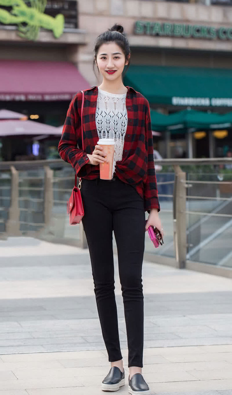 「气质」街拍:紫色紧身衣搭配牛仔短裤,长腿美女身材撩人,气质超好