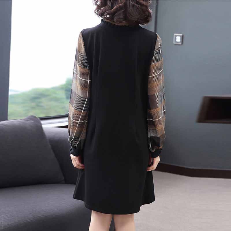 55岁的妈妈同学聚会，多年未见的老同学夸她还如此年轻，会打扮