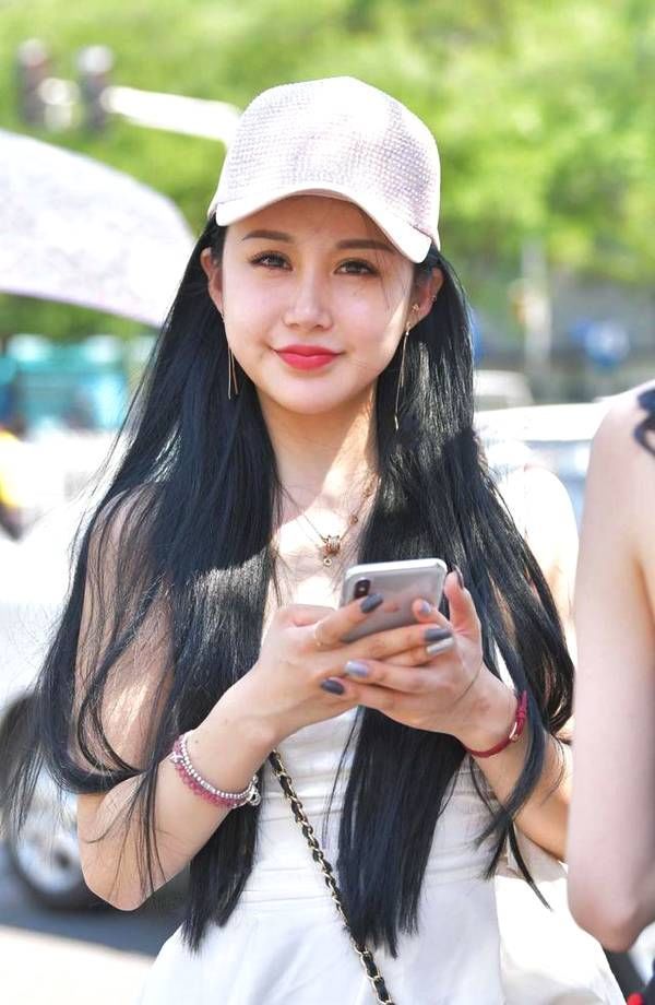 街拍:年轻有活力的美女魅力四射,穿出自己的个性和味道!