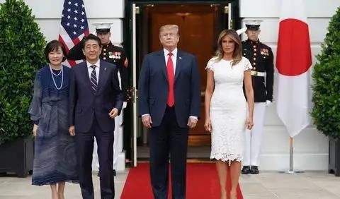 「 夫人」梅拉尼娅穿衣造型完胜安培昭惠，凸显完美曲线身材，两国夫人同框
