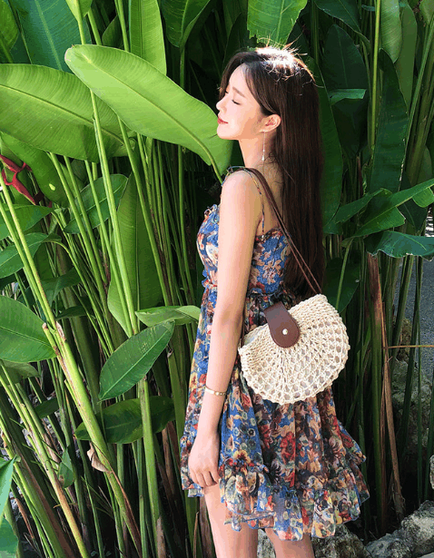 街拍: 女友穿衣服出门，自己走在路上，有一种万众瞩目的感觉！