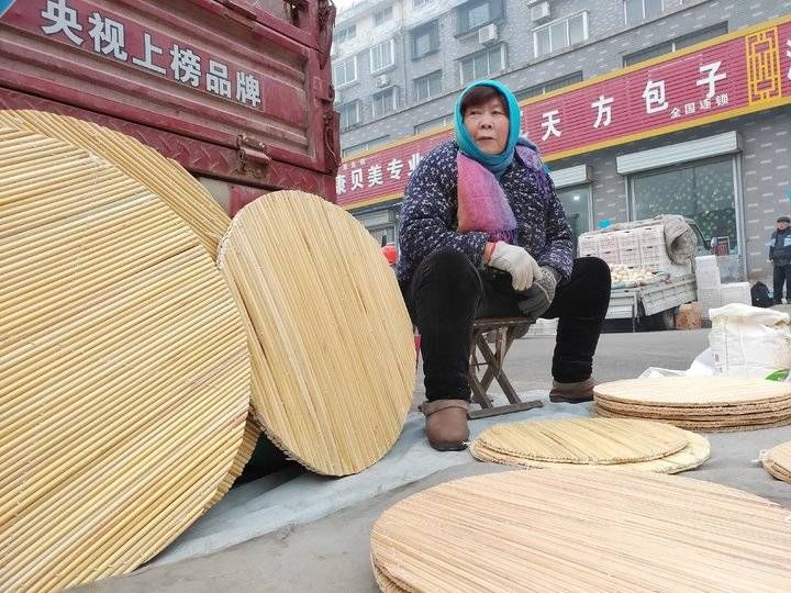  「手工」72岁大娘集市上卖自己手工制作的盖垫，现在不多见了