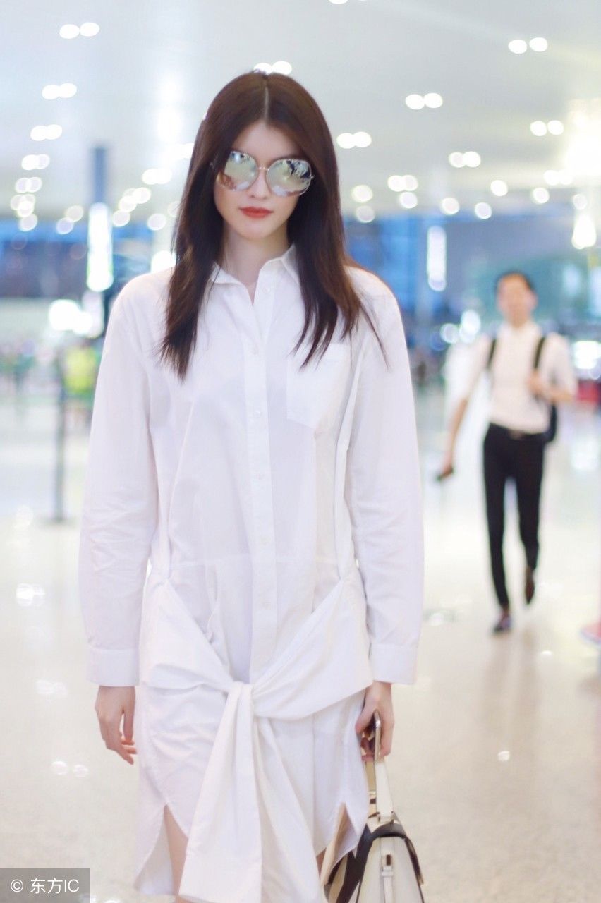 继大长腿之后再现“灯管腿”, 只有她最让人服气