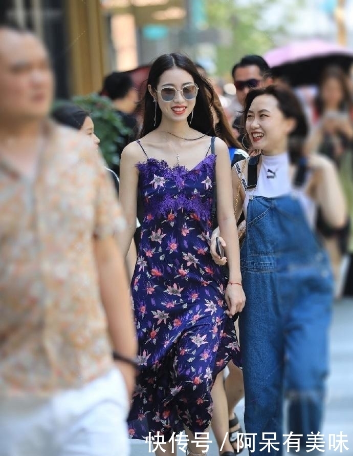 『碎花』街拍:碎花连衣裙小姐姐,皮肤白皙温婉迷人