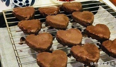  『饼干体』巧克力饼干别再买着吃了，不用水不用油，而且不用烤，在家就能做！