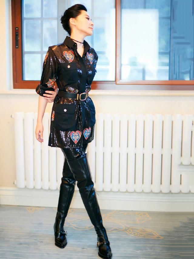 49岁许晴穿紧身裤，还爱上了范冰冰的黑驴蹄?网友:都是腿啊!