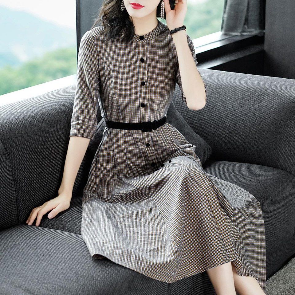 有一种高贵叫:“大牌”秋裙，45岁的老婆穿上身，洋气太显嫩