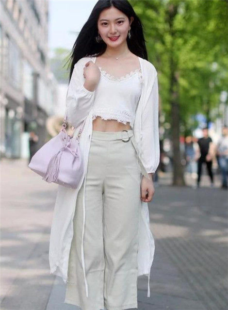 『粉色』街拍:容颜动人的小美女,身穿粉色连衣短裙,靓丽又吸睛