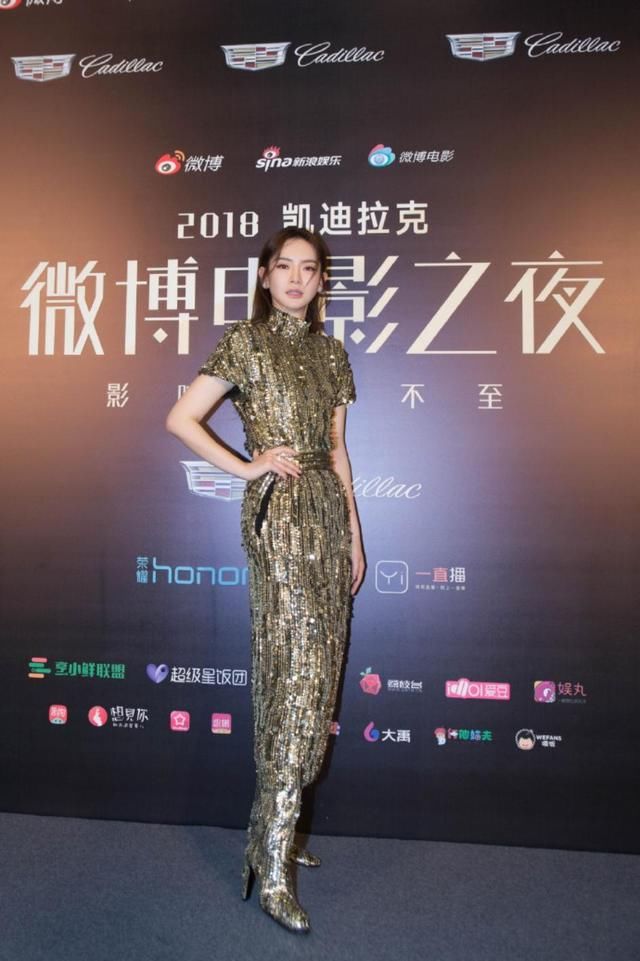 热巴倪妮美如人鱼公主，明星超模都在穿的亮片裙，到底有多惊艳?