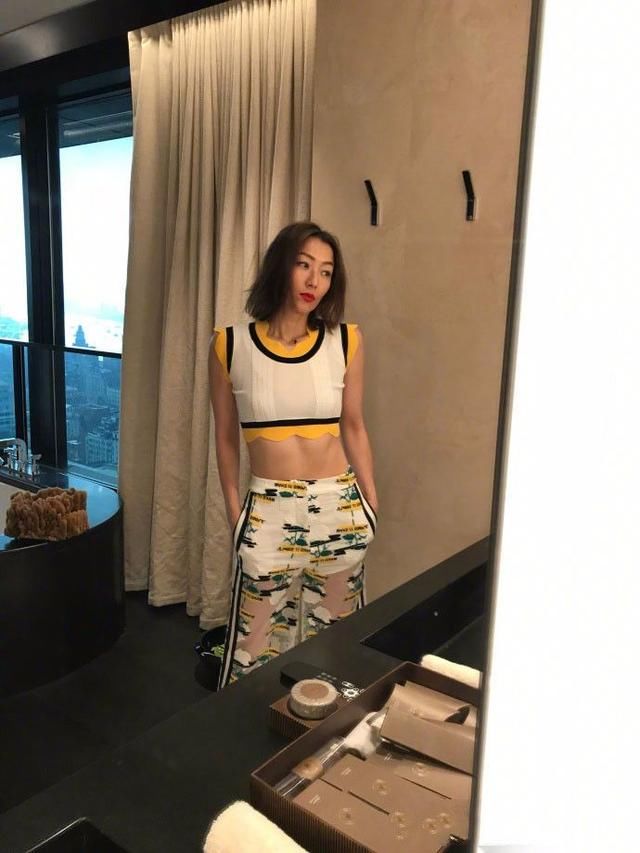 郑秀文大胆秀照片，网友：我不相信她45岁！
