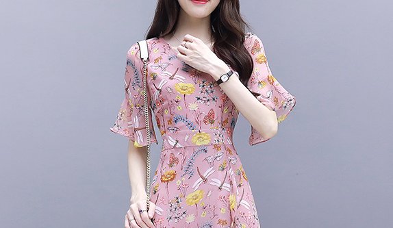 三伏天流行一种“冷淡风”，高雅又显年轻，上身女神范十足