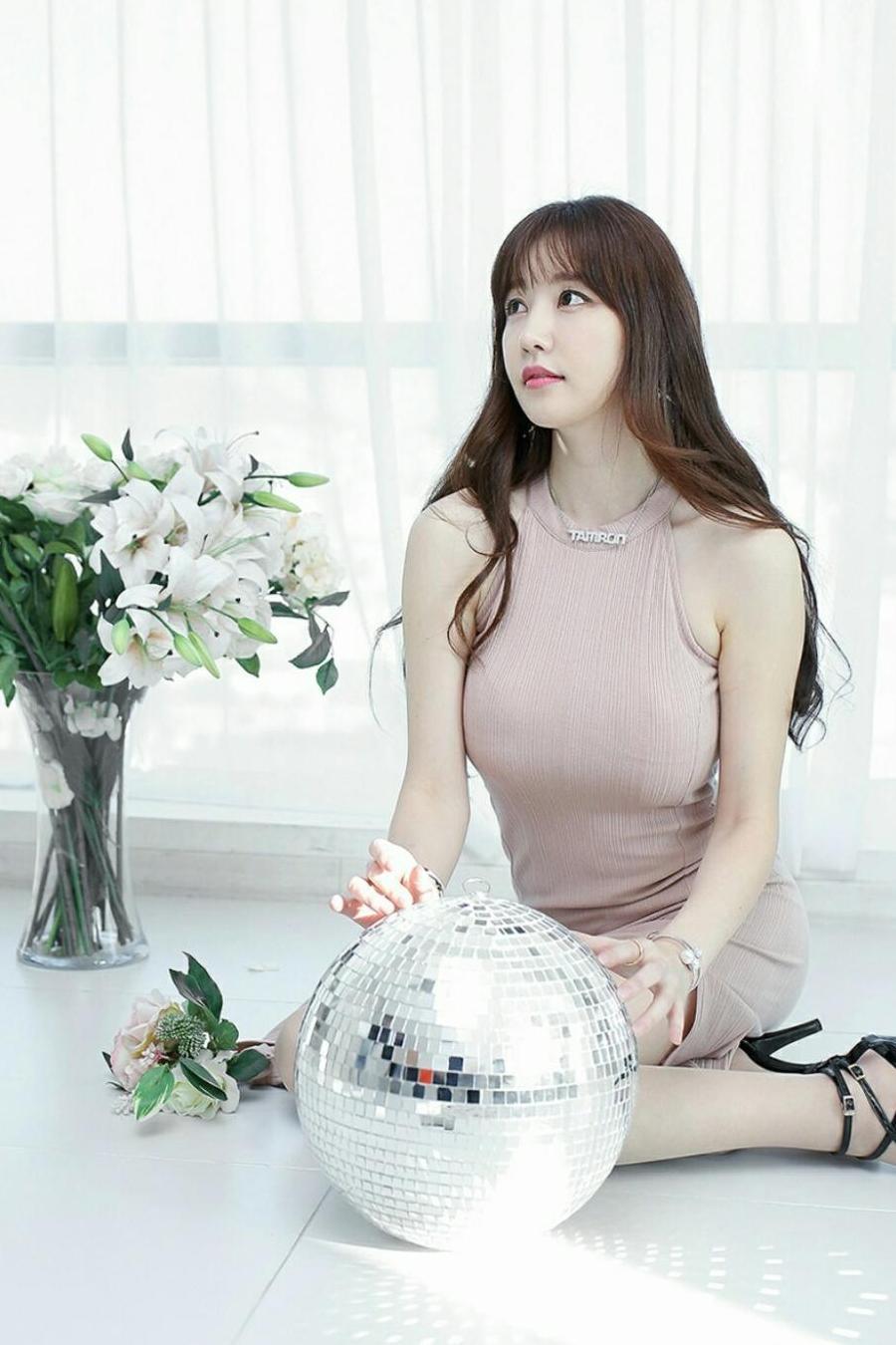 一见倾心高开叉裙, 魔鬼身材却长着一张娃娃脸, 你打几分