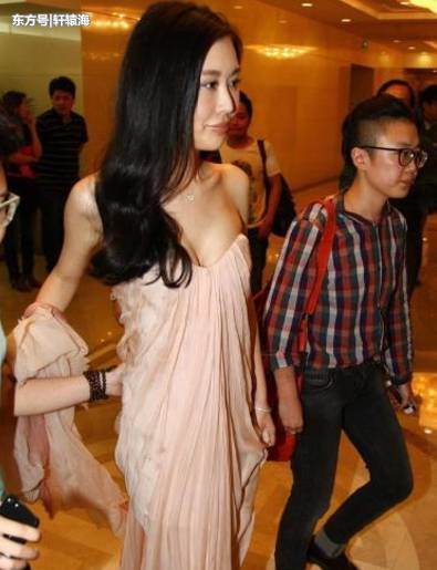 田朴珺穿高跟鞋时尚性感，当她换上平底鞋，网友：有些尴尬了！