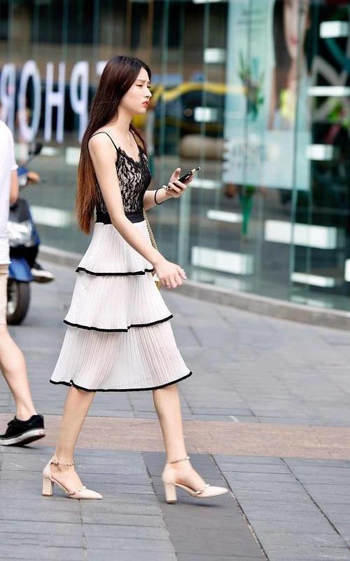 时尚玲珑的抹胸装小姐姐，秀出大好身材，令人一见倾心！