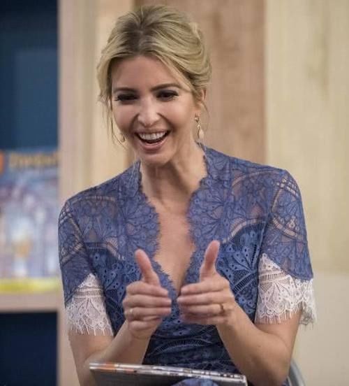 伊万卡的动人照,前面深V蕾丝裙超有气质!