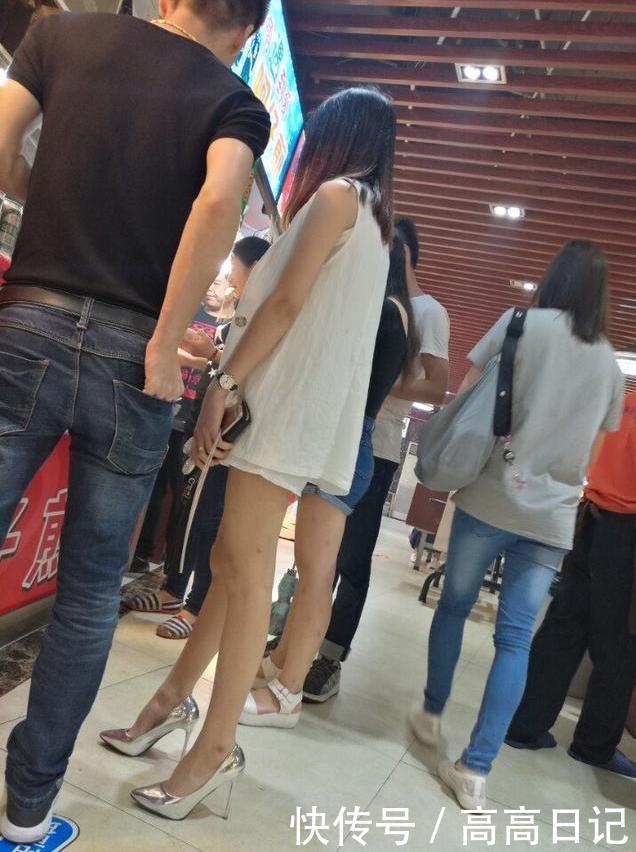 高跟鞋美拍：尖头高跟鞋，在忙碌的生活中给人带来几分自信与成熟