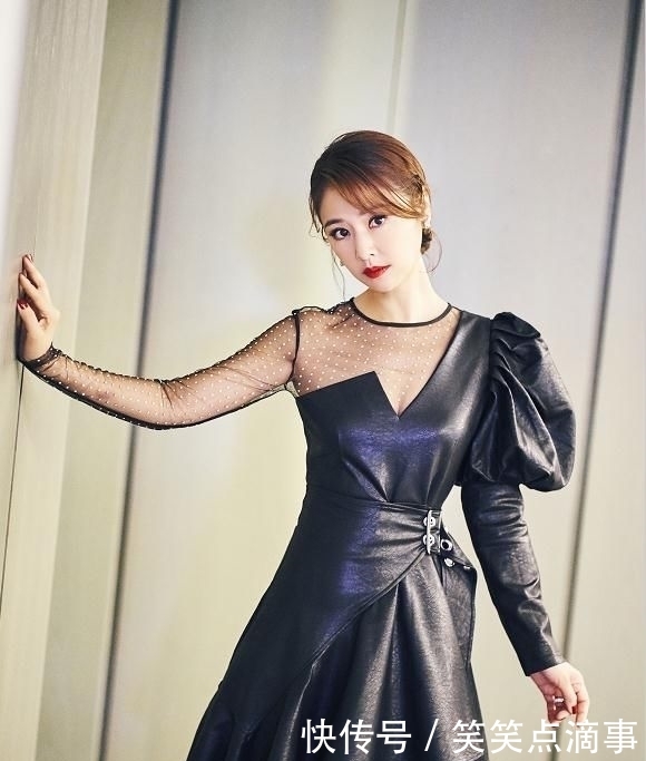 『林心如』43岁林心如终于高调,皮裙只有薄薄的一层,搭红唇美得不一般