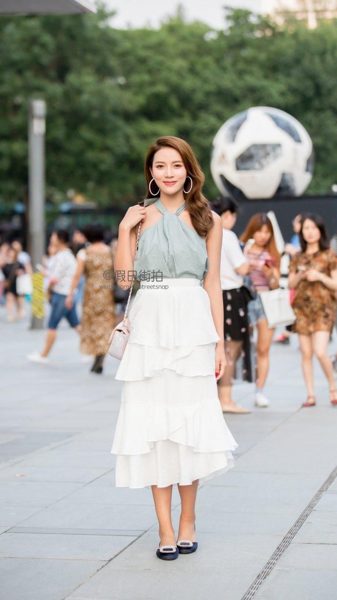 街拍:穿对露肩装，分分钟美出新高度
