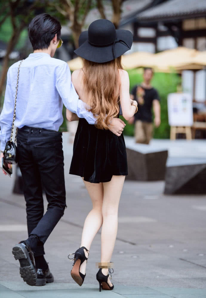 时尚小姐姐穿黑色吊带秀出曼妙好身材，一双白腿十分有魅力