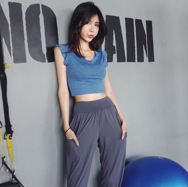 女人穿这几款紧身健身装，展现柔软腰肢，挥洒女人香汗，S曲线